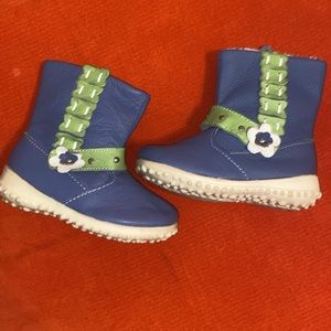 Outbaks baby boots size 7 really cute flower and design